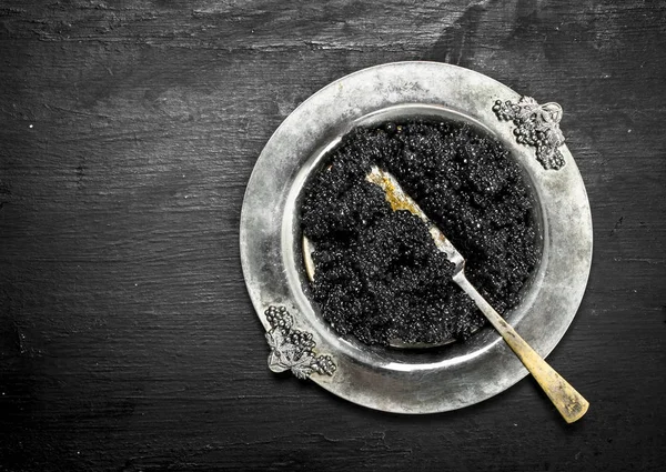 Caviar negro en un tazón . — Foto de Stock