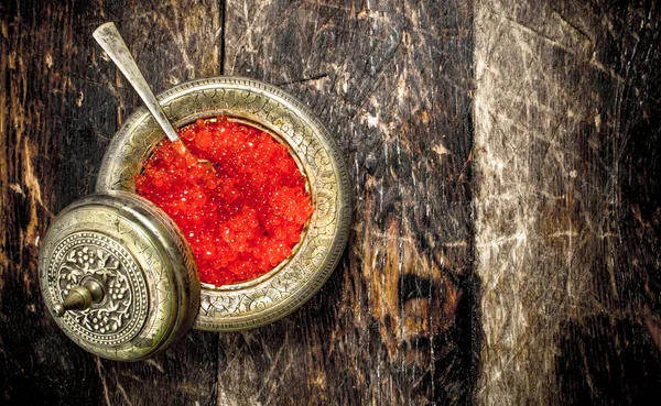 Caviar rojo en un platillo . — Foto de Stock