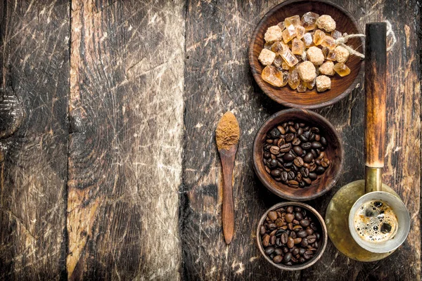 Fondo caffè. Caffè fresco con fagioli . — Foto Stock