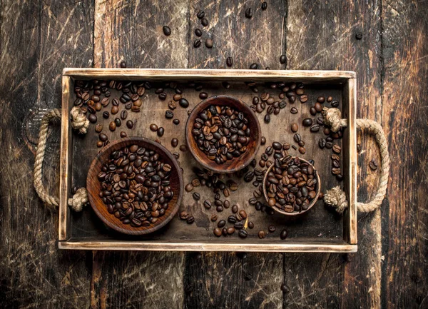 Кофейные зерна в мисках на подносе . — стоковое фото