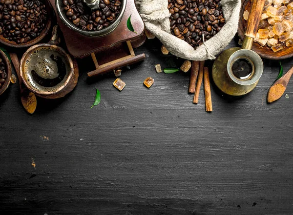 Koffie achtergrond. Verse koffie met suikerkristallen en koffiebonen. — Stockfoto