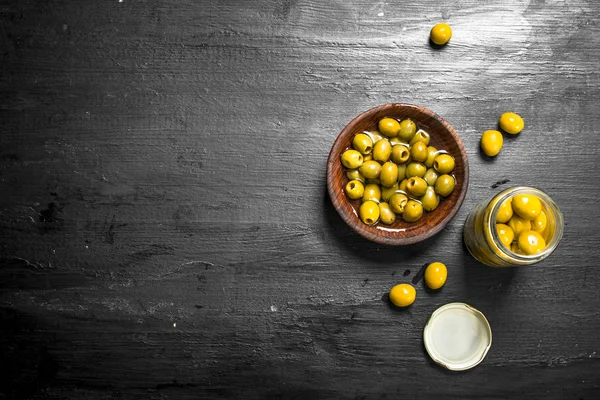 Мариновані оливки в мисці . — стокове фото