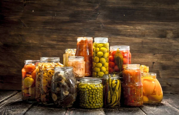 Sebze korur ve cam kavanozlarda mantar.