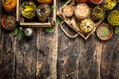 Yemek sebze ve mantar eski bir tepsi ile korur.