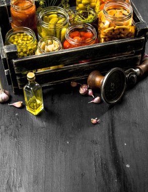 Sebze ve mantar kutusundaki metinle seamer korunmuş.