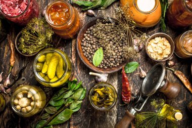 Sebze seamer ile cam kavanozlara korunmuş.