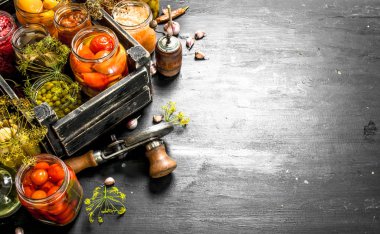 Sebze ve mantar kutusundaki metinle seamer korunmuş.