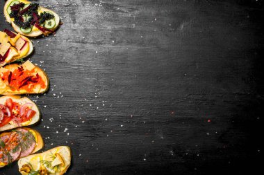 Taze sandviç somon, havyar, pastırma ve sebze ile deniz ürünleri.