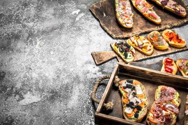 Sandviç et, salam, deniz ürünleri ve taze sebze ile.