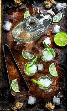 Votka limon ve buz bir ahşap tepsi ile.