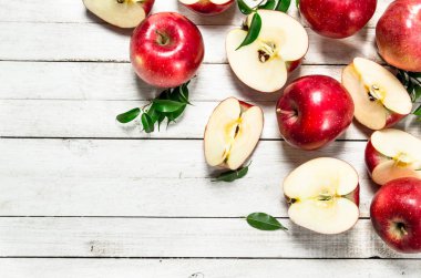 yaprakları taze kırmızı elmalar.