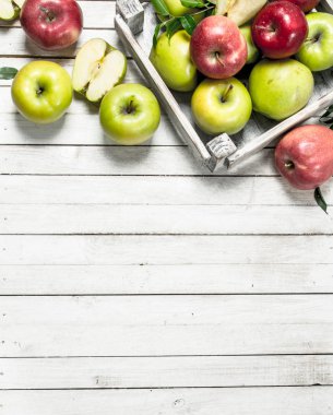 yaprakları taze elma.