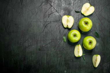 yaprakları ile yeşil elma.