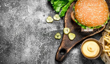 Sokak gıda. Burger beef, sebze ve sos ile.