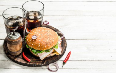 Kola bir ahşap tahta üzerinde taze burger.