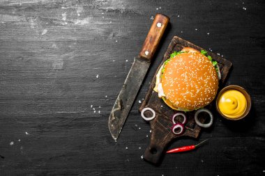 Sığır eti, domuz eti ve sebze taze burger.