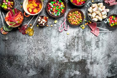 Çok renkli şeker, jöle ve bir kase içinde marshmallow.