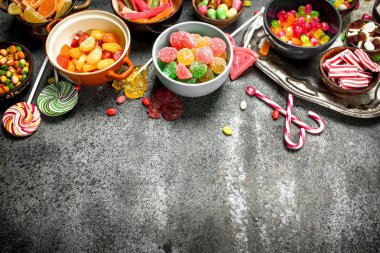 Çok renkli şeker, jöle ve bir kase içinde marshmallow.