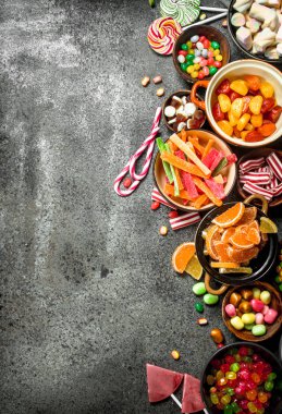 Çok renkli şeker, jöle ve bir kase içinde marshmallow.