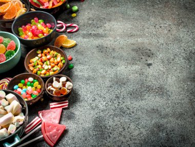 Çok renkli şeker, jöle ve bir kase içinde marshmallow.