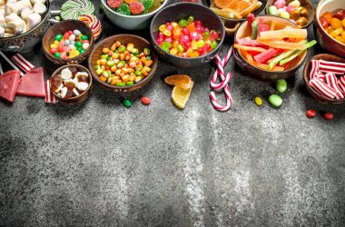 Çok renkli şeker, jöle ve bir kase içinde marshmallow.