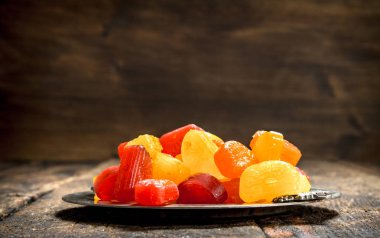 Çelik tepside meyve şekerleri.