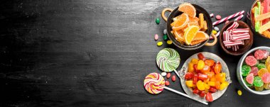 Farklı tatlı şeker, jöle ve bir kase içinde şekerlenmiş.