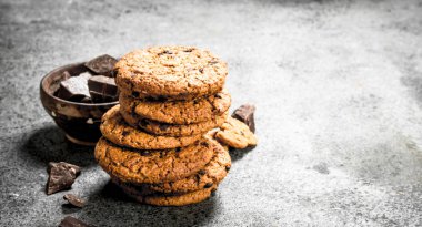 Çikolata bir kase yulaf ezmesi kurabiye.