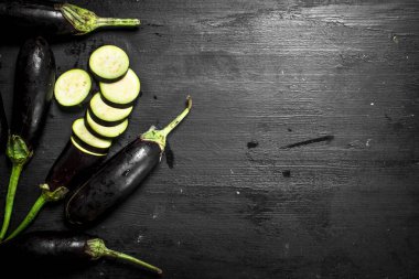 Taze patlıcan ve dilimlenmiş parçaları.