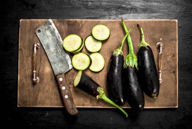 Eski bir bıçak ve dilimleri ile taze patlıcan.