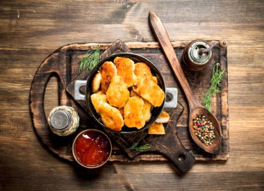 Taze tavuk kanadı sosu ve baharatlar ile.