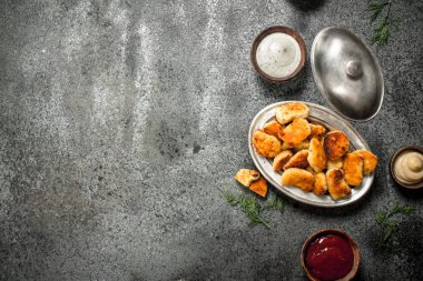 Tavuk nuggets çeşitli soslar.