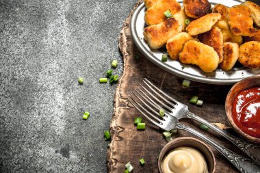 Tavuk nuggets çeşitli soslar.