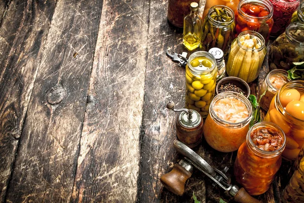 Çeşitli korunmuş sebze ve mantar seamer ve baharat ile.