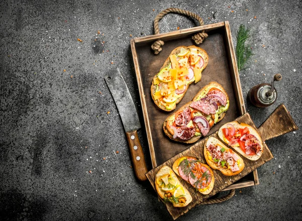 Deniz ürünleri, et ve sebze eski bir tepsi ile çeşitli sandviç.