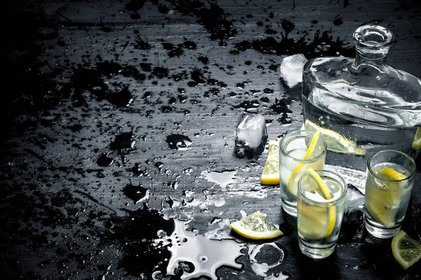 Vodka em copos com limão e gelo . — Fotografia de Stock