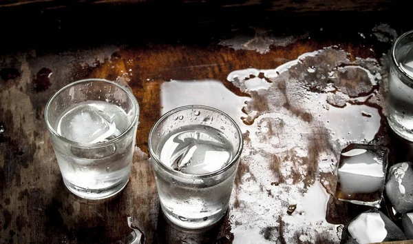 Vodka Tiros com gelo — Fotografia de Stock