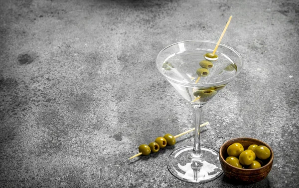 Martini met olijven. — Stockfoto