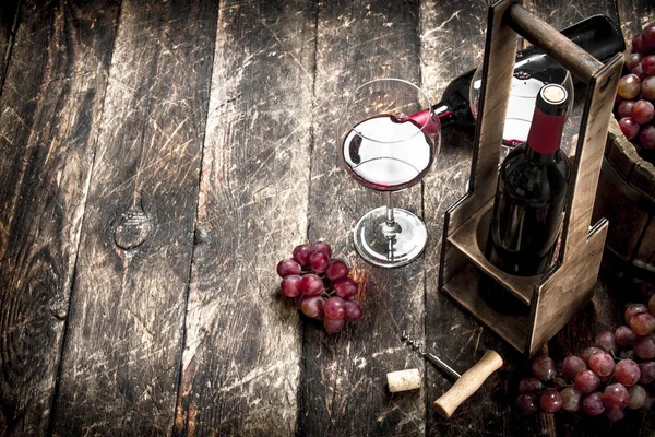 Fundo do vinho. Vinho tinto com copos com uvas . — Fotografia de Stock