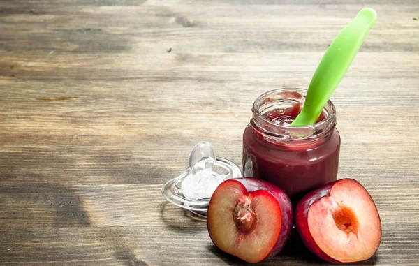 Baby food. Baby puree from fresh plums. — Stock Photo, Image