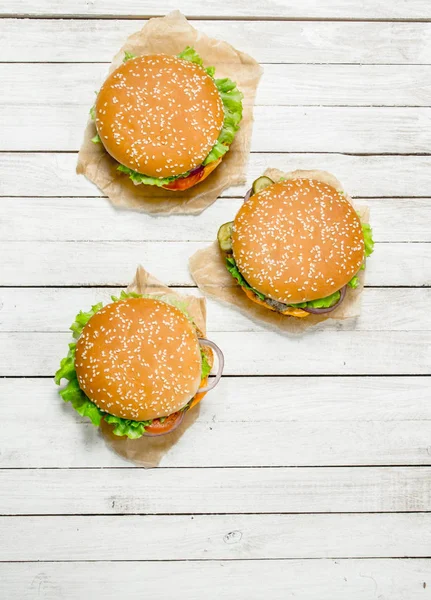 紙の上の野菜とビーフとチーズ ハンバーガー. — ストック写真