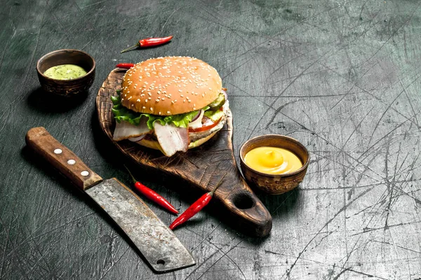 Hamburguesa fresca con carne de res, tocino y verduras frescas . —  Fotos de Stock