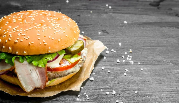 Sığır eti, domuz eti ve sebze taze burger.