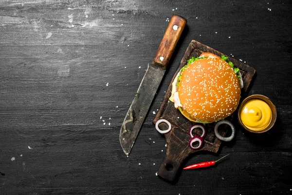 Sığır eti, domuz eti ve sebze taze burger.