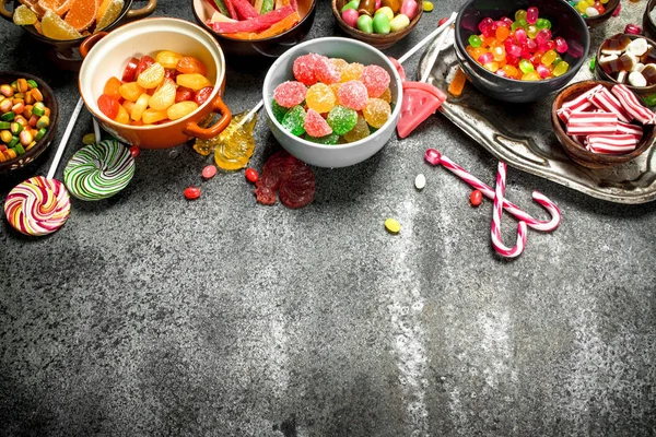 Çok renkli şeker, jöle ve bir kase içinde marshmallow.