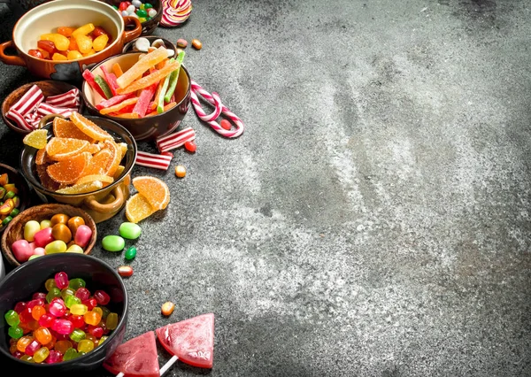 Çok renkli şeker, jöle ve bir kase içinde marshmallow.