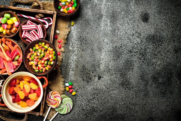 Olika sötsaker, godis, gelé, marshmallows och kanderad frukt. — Stockfoto