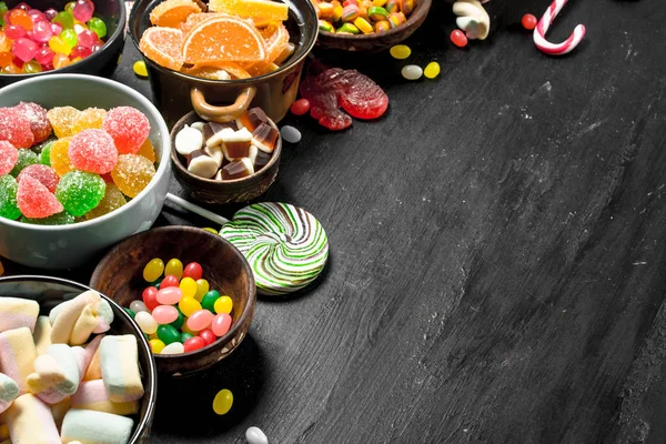 Farklı tatlı şeker, jöle ve bir kase içinde şekerlenmiş.