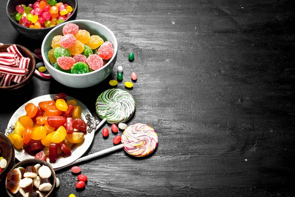 Farklı tatlı şeker, jöle ve bir kase içinde şekerlenmiş.