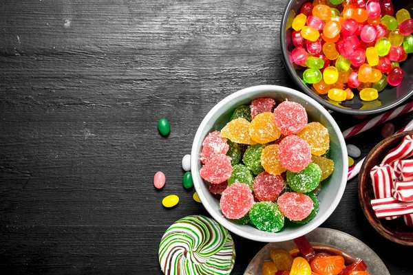 Farklı tatlı şeker, jöle ve bir kase içinde şekerlenmiş.